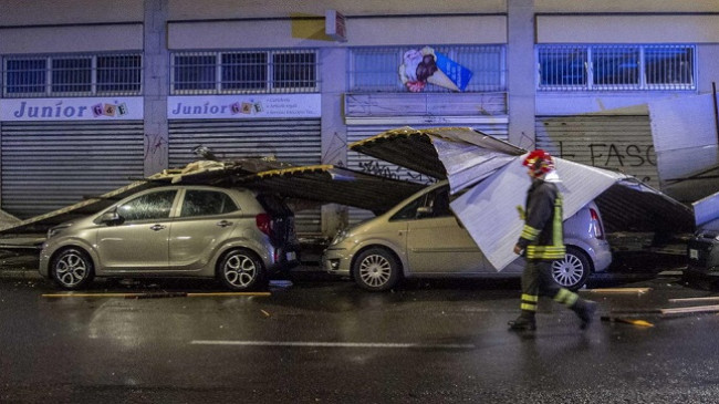 Moti i ligë godet Italinë, breshëri e stuhia shkatërrojnë pemë, makina dhe çati të banesave [Foto]