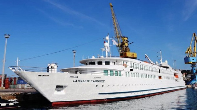 Rikthehen kroçerat në Portin e Durrësit ‘LA BELLE DE L’ADRIATIQUE’ sjell turistët e parë për këtë vit