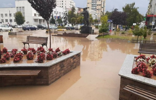 Rrebeshe shiu në pak minuta, uji mbush rrugët në Gjilan [Foto]