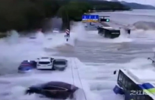 Momente dramatike, valët e detit ‘pushtojnë’ autostradën, përmbytin çdo gjë që i del përpara [Video]