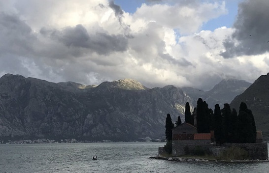 Vranësira e reshje shiu, parashikimi i motit për sot dhe dy ditët në vijmë në Mal të Zi