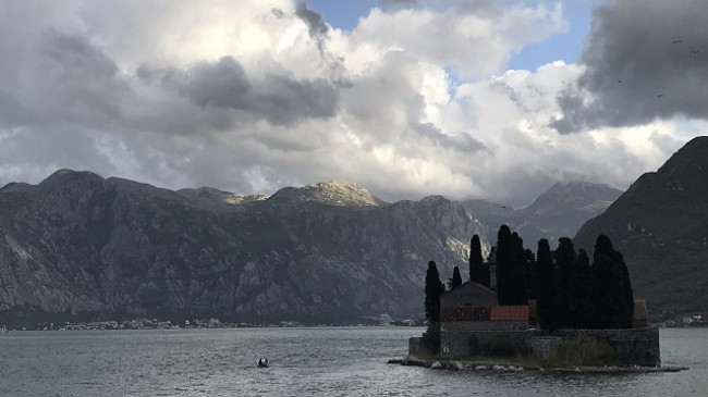 Vranësira e reshje shiu, parashikimi i motit për sot dhe dy ditët në vijmë në Mal të Zi