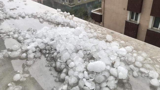 Stambolli goditet nga një stuhi e madhe shiu dhe breshëri