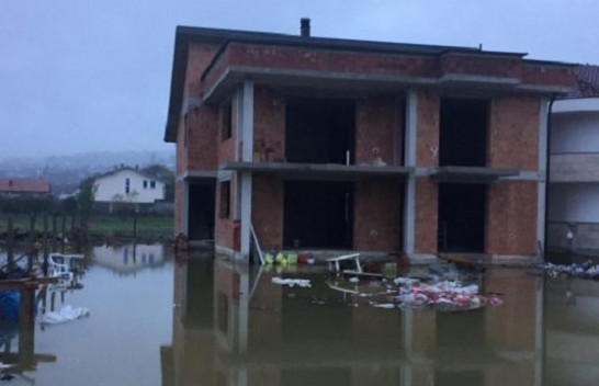 Vërshime në Pejë, uji përmbytë rrugët dhe hyn nëpër shtëpi [Foto]