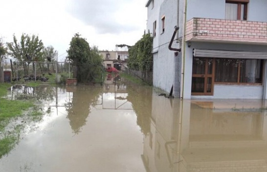 Reshjet e shiut shkaktojnë përmbytje në Kurbin