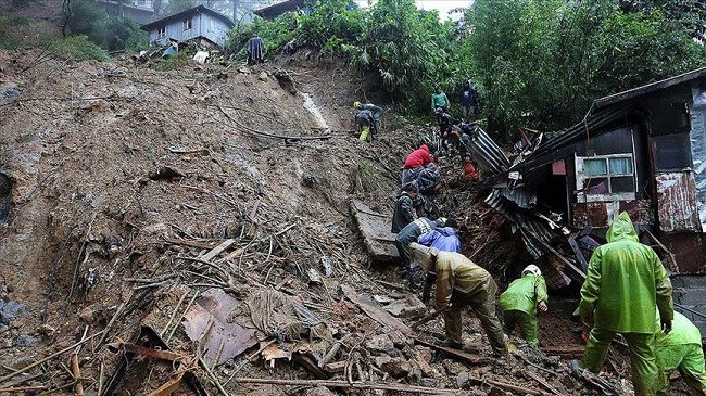 Mijëra njerëz braktisin shtëpitë në Filipine për shkak të tajfunit Molave