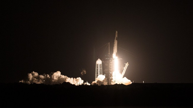SpaceX nis me sukses astronautët në hapësirë