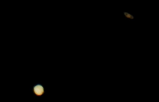 Në fotografi: Jupiteri e Saturni bashkëdyzohen nën errësirën e natës