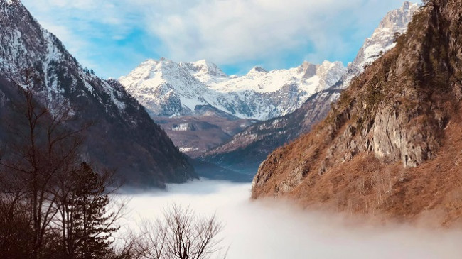 Valbona, mrekullia e Alpeve Shqiptare - e veshur me mantel mjegulle dhe kapuç bore