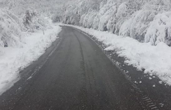 Reshje të dendura bore në Shqipëri, ARRSH njofton për gjendjen e rrugëve