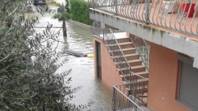 Përmbytje në Velipojë, uji vërshon katet e para të ndërtesave