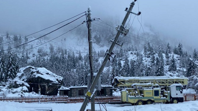 Bora e madhe shkakton dëme në rrjetin elektrik të Tropojës [Foto]
