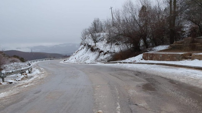 Kjo është gjendja e akseve rrugore pas reshjeve të borës në juglindje të Shqipërisë