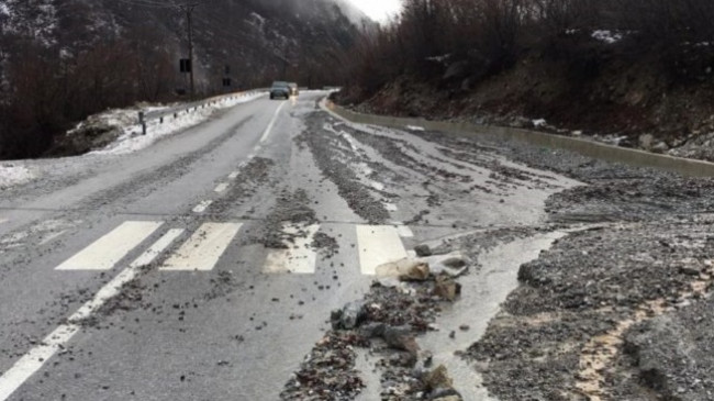 Rikthehen reshjet e shiut në Kukës, rënie gurësh në disa akse rrugore