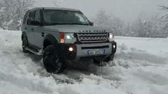 Moti i ligë mbërthen Shqipërinë, reshje dëbore në zonat malore, vështirësi për veturat