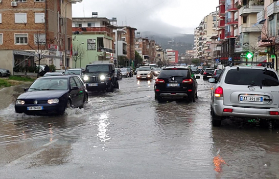 Reshjet e mëdha të shiut mbushin rrugët e Vlorës me ujë, bashkia apel qytetarëve: Bëni kujdes