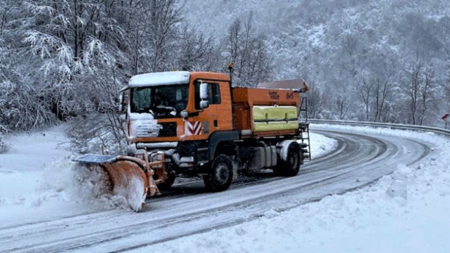 Ministria e Infrastrukturës njofton për gjendjen e rrugëve pas reshjeve të borës