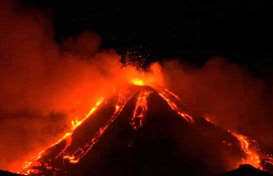 Shpërthen vullkani Etna në Itali, spektakël llavë drejt qiellit