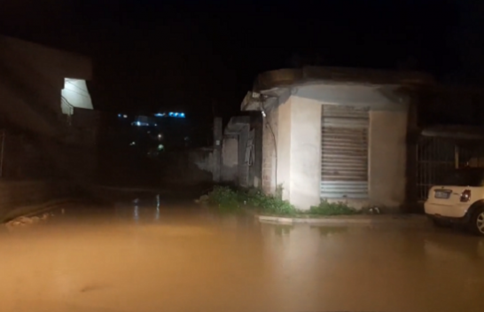 Sërish përmbytet Vlora, era e fortë shkul pemë