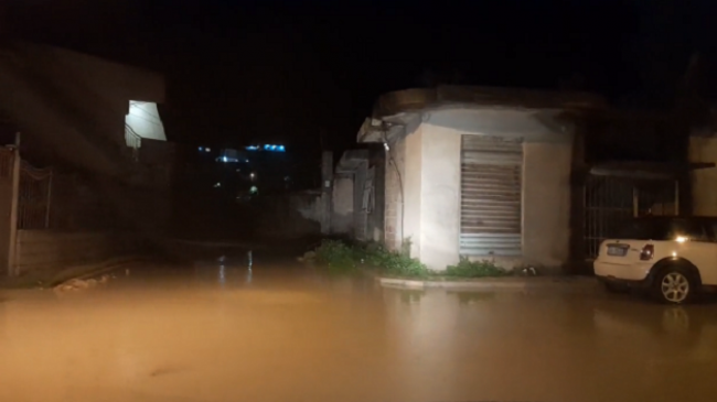 Sërish përmbytet Vlora, era e fortë shkul pemë