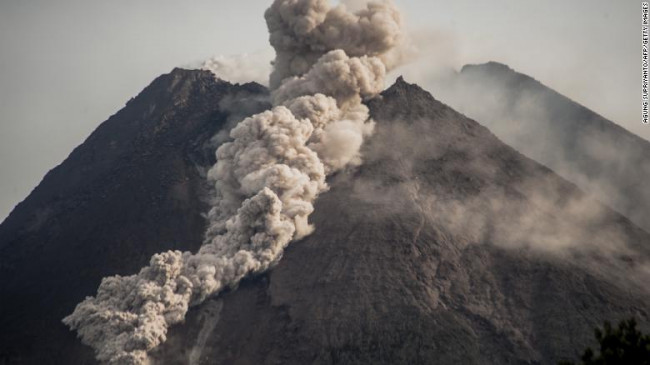 Vullkani Merapi në Indonezi shpërthen 52 herë brenda 24 orëve