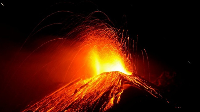 Llava ndriçon qiellin, pamje spektakolare të shpërthimit të vullkanit Etna [Foto]