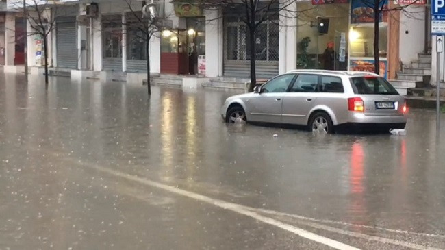 Reshjet e shiut shkaktojnë përmbytje në rrugët e Vlorës