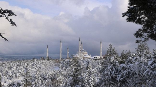 Në foto: Reshjet e mëdha të borës mbërthejnë Stambollin
