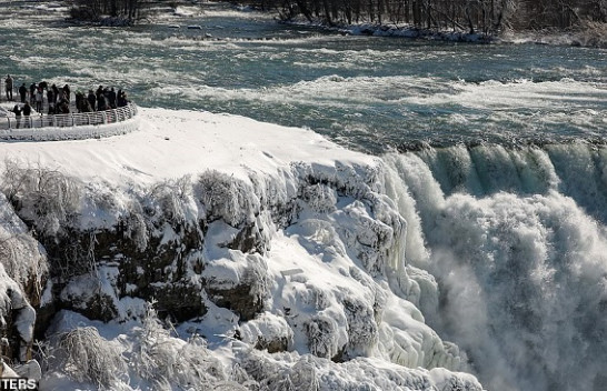Imazhe mahnitëse nga Ujëvarat e Niagarës të 'pushtuar' nga akulli, pasi i ftohti ekstrem goditi SHBA-në
