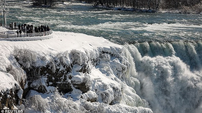 Imazhe mahnitëse nga Ujëvarat e Niagarës të 'pushtuar' nga akulli, pasi i ftohti ekstrem goditi SHBA-në