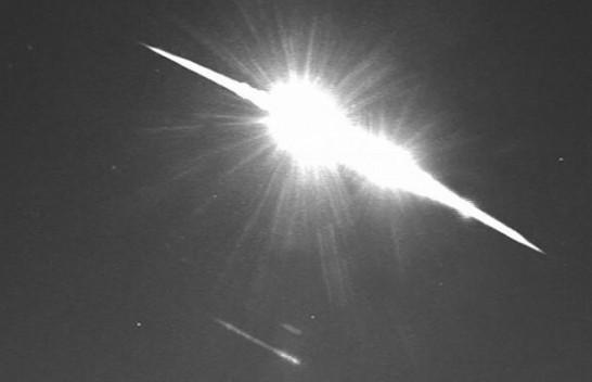 Qielli u zbardh papritur, britanikët shijojnë ‘spektaklin’ e një meteori duke fluturuar