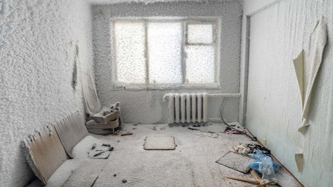 Fotografi të frikshme që tregojnë shtëpi dhe ndërtesa të ngrira në një qytet fantazmë rus [FOTO]