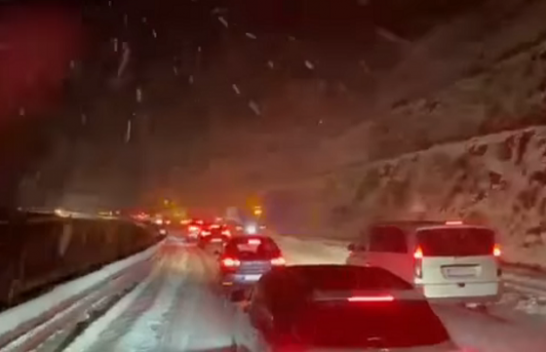 Bora bllokon një pjesë të Shqipërisë, kjo është gjendja e rrugëve në vend