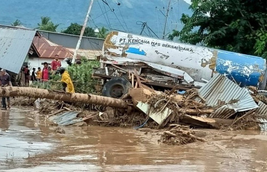 Dhjetëra të vdekur nga përmbytjet dhe rrëshqitjet e dheut në Indonezi dhe Timorin Lindor