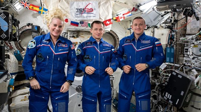 Pas 185 ditësh në hapësirë, kthehen në Tokë dy kozmonautët rusë dhe astronautja e NASA-s