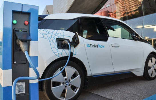 Shitja e automjeteve elektrike shënon rekord global
