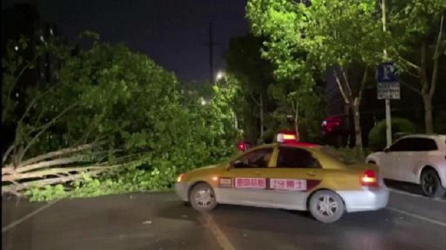 Kina goditet nga një stuhi e fuqishme