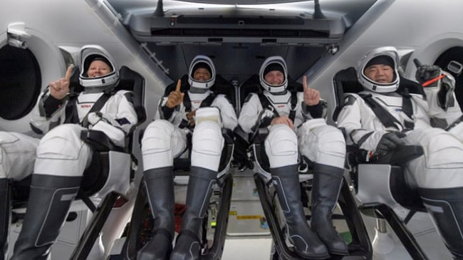 SpaceX kthen me sukses katër astronautët në Tokë