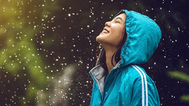 Një arsye më shumë për të dashur shiun: Aroma e tij largon stresin