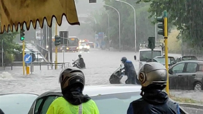 Stuhi shiu godet Romën, uji pushton rrugët e kryeqytetit