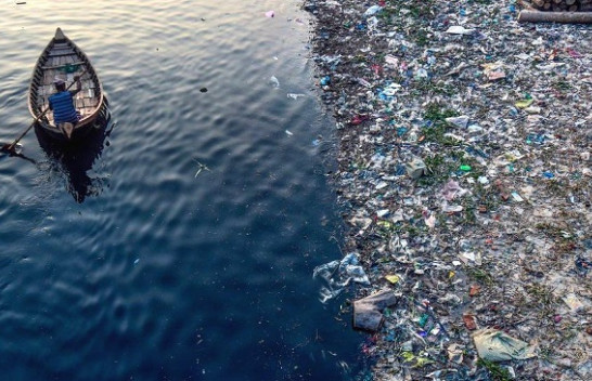 Plastika dhe mbetjet ushqimore kanë tejmbushur lumenjtë dhe oqeanet