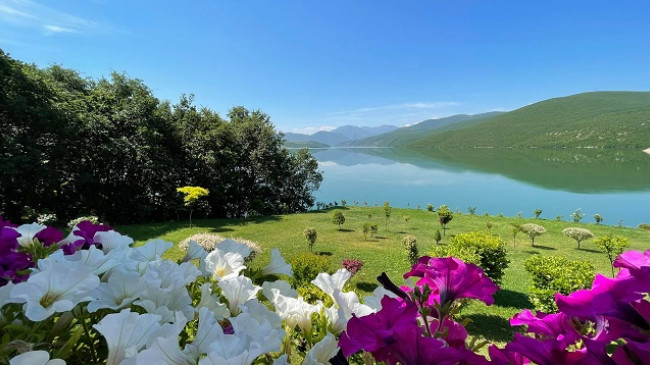 Kthjellime e vranësira të lehta, njihuni me parashikimin e motit në Shqipëri