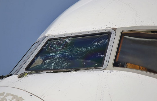 Aeroplani goditet nga breshëri, piloti detyrohet të bëjë ulje emergjente në Itali