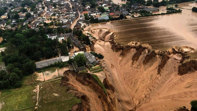 Thellohet bilanci nga përmbytjet në Europën Perëndimore: Të paktën 150 të vdekur, mbi 1000 të zhdukur [Foto]