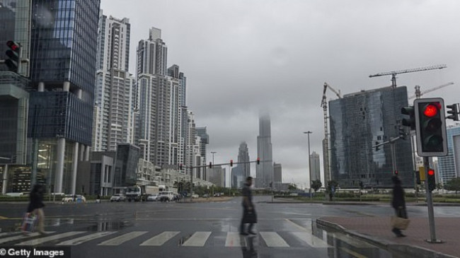 Temperaturat përvëluese, Dubai shpenzon miliona dollarë për të stimuluar reshje shiu me dron