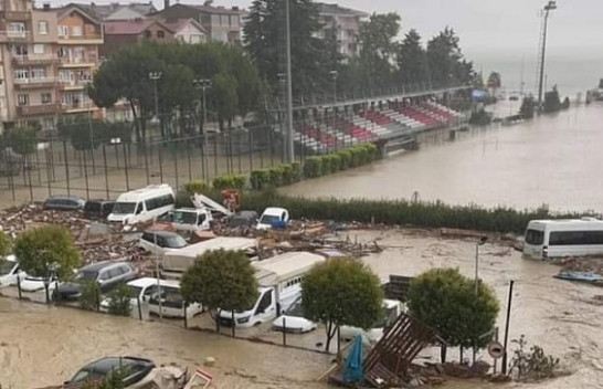 Pas zjarreve, Turqia goditet nga përmbytjet