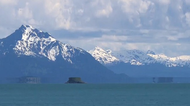 Iluzioni optik e bën të duket sikur ishulli në Alaska po ‘fluturon’ mbi ujë [Video]