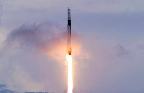 SpaceX dërgon avokado, robotë në stacionin hapësinor