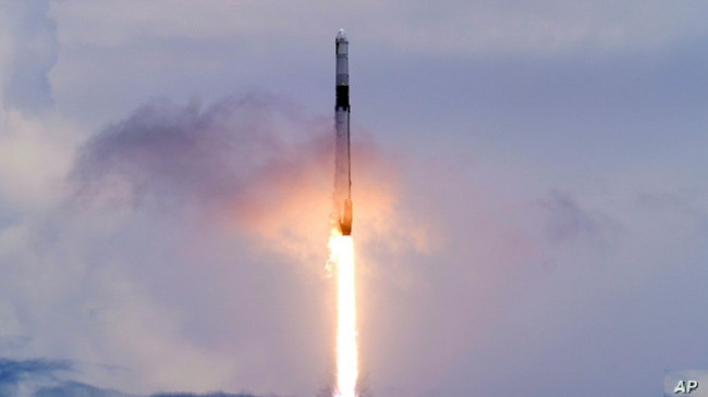 SpaceX dërgon avokado, robotë në stacionin hapësinor