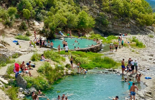 Ujërat termale të Bënjës në Përmet, atraksioni i fundjavës për vizitorët vendas e të huaj